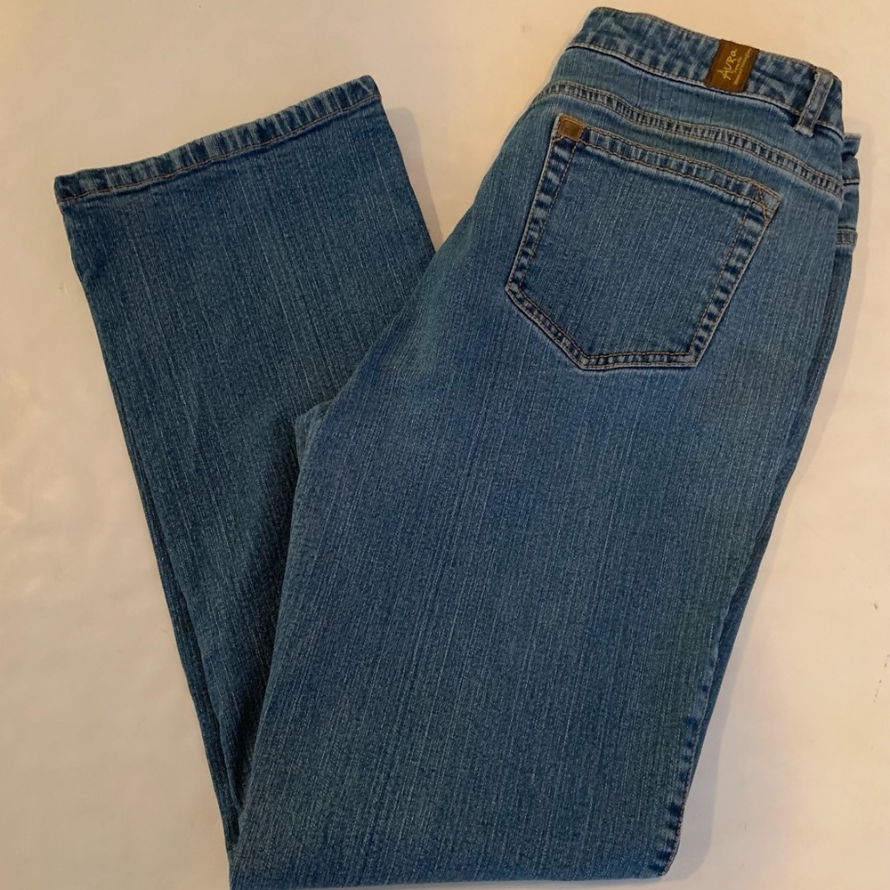 Wrangler Aura Woman’s Medium Washed Lightly Distressed Jeans 12 Regular Short - Picture 2 of 15